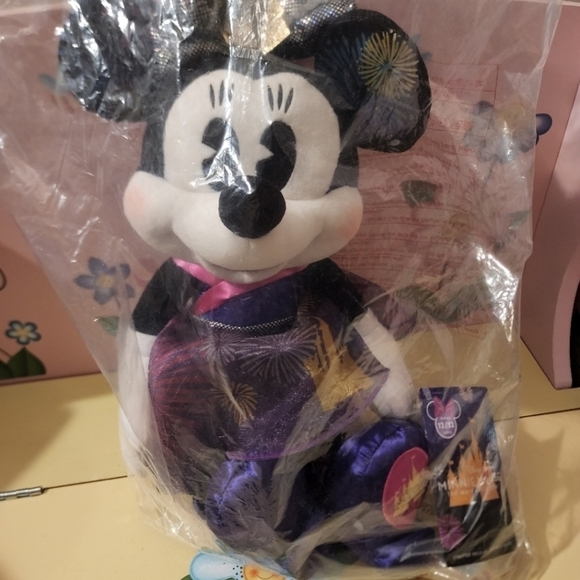 Minnie Mouse: The Main Attraction Plush - Picture 2 of 3